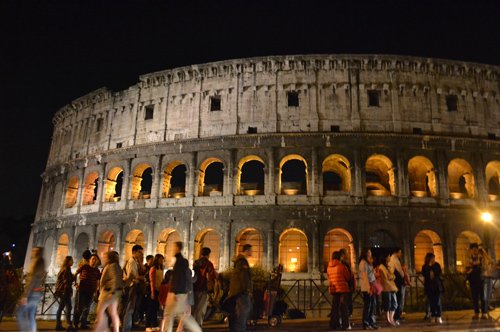 The moon over the Colosseum - Guided tour + Map of Rome