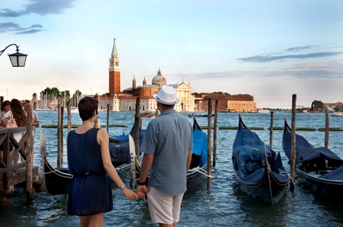Venice: Guided walking tour and gondola ride